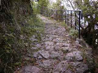 比屋根坂石畳道