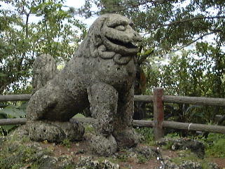 東風平町富森の石彫大獅子